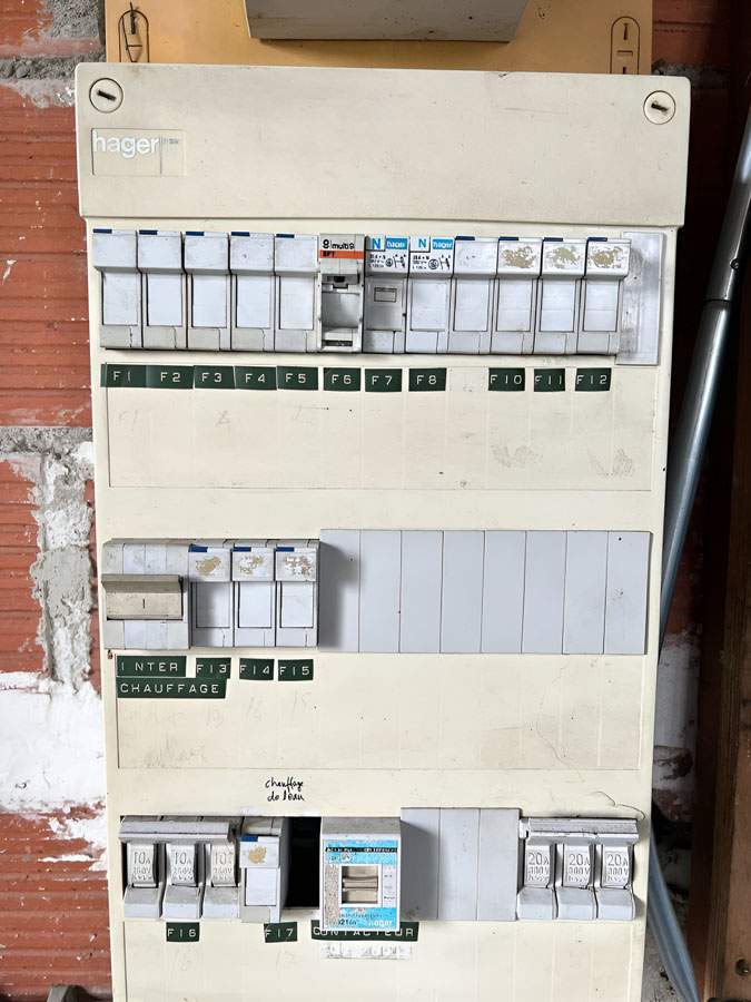 remise aux normes électriques Grenade