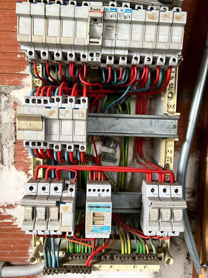 remise aux normes électriques Grenade